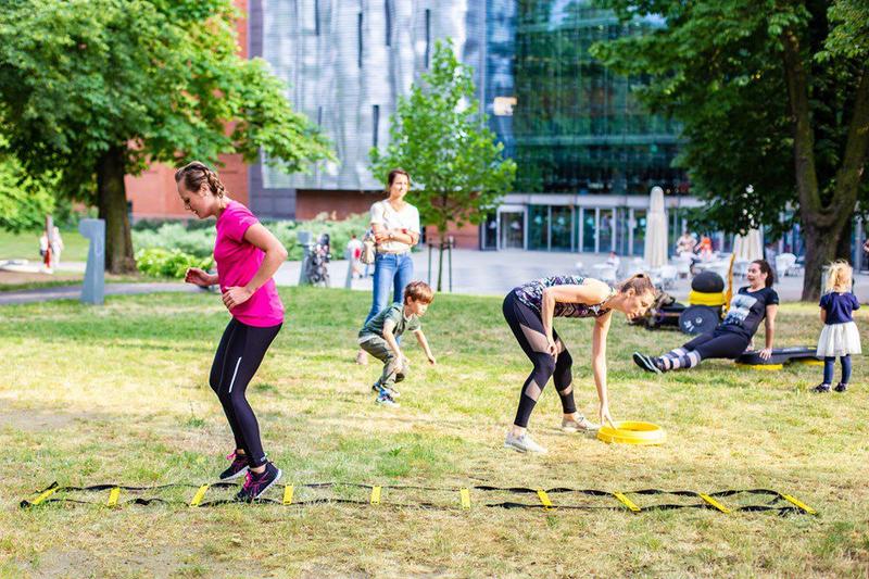 Bezpieczne treningi na świeżym powietrzu: jak ćwiczyć jesienią i zimą?