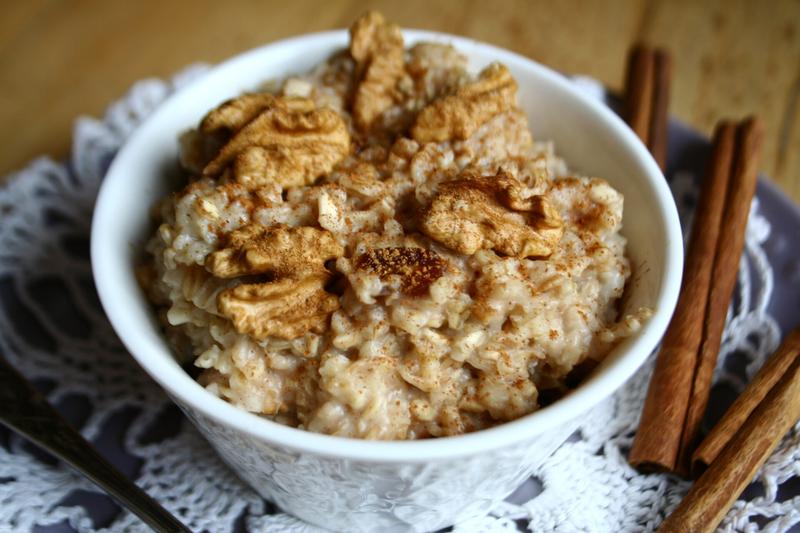 Cynamonowa owsianka z nerkowcami i musem owocowo-orzechowym: pyszny sposób na zdrowe śniadanie