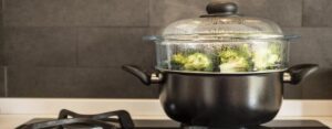 Gotowanie na parze: co warto przygotować i jak długo to trwa?