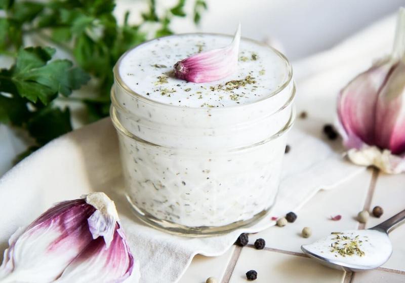 Rozkoszuj się sledziami w sosie czosnkowo-jogurtowym – idealna przystawka na każdą okazję!