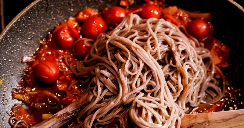 Jak uczynić dania z makaronem zdrowszymi i bardziej odżywczymi?