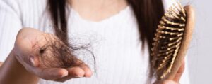 Zrozumienie problemu: jakie są najczęstsze przyczyny wypadania włosów?