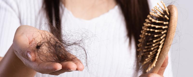 Zrozumienie problemu: jakie są najczęstsze przyczyny wypadania włosów?