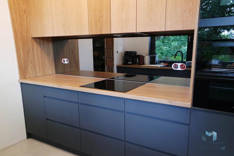 Nowoczesne aranżacje kuchenne z lustrami