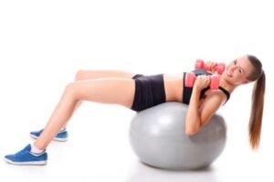 Atak na brzuch: odkryj, jak siła i masa z ciężarem własnego ciała mogą zmienić Twoje treningi