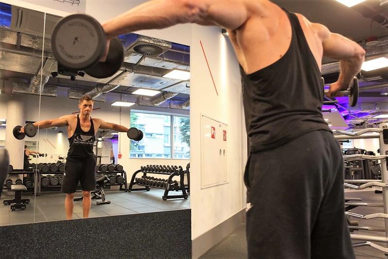 Budowanie szerokich barków