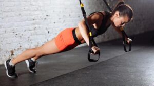 Odkryj podstawowe ćwiczenia z TRX, które zachwycą nie tylko kobiety