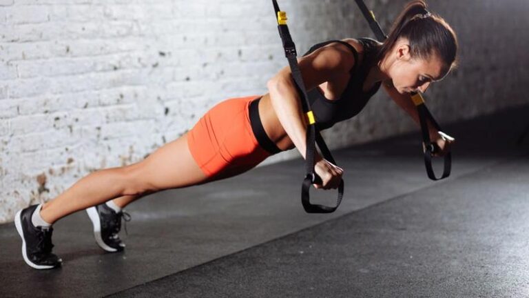 Odkryj podstawowe ćwiczenia z TRX, które zachwycą nie tylko kobiety